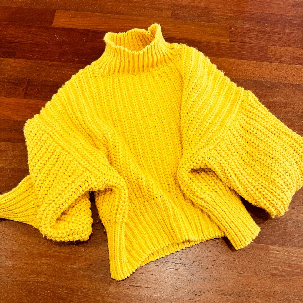 Super comfy, oversized yellow chunky-knit sweater (H&M) in like new condition!